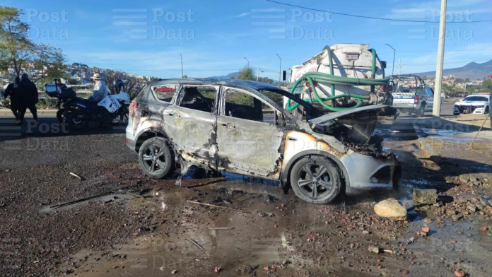 Se incendia camioneta cerca de la UTM, en Morelia