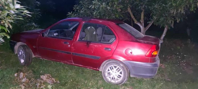 GC y militares hallan auto, balas y prendas tácticas en el municipio de Zitácuaro