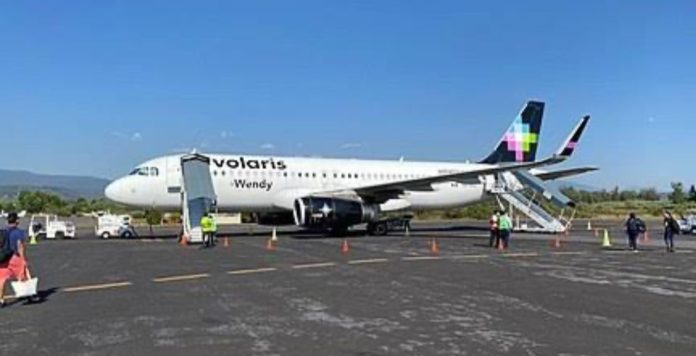 Pasajero muere a bordo de avión, en el aeropuerto internacional de Uruapan