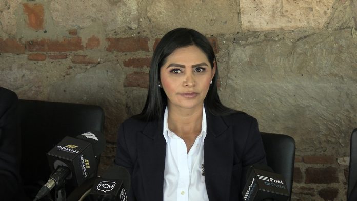 Candidatos serán definidos por encuesta, no habrá imposiciones: Araceli Saucedo Confiada en que serán los resultados de la encuesta y no las cúpulas ni los liderazgos partidistas, los que definan a los candidatos de la alianza opositora al Senado de la República, la presidenta municipal de Salvador Escalante, Araceli Saucedo Reyes, aspirante a encabezar la primera fórmula en Michoacán, aseguró que es “mujer de instituciones” y, en caso de no ser favorecida, se sumará a quien resulte designada. Ante medios de comunicación, recordó que tiene 18 años de trabajo ininterrumpido en procesos electorales, por lo que descartó que haya una imposición o “alguna sorpresa” en la definición de candidatos. “Confió en el método, confío en que las encuestas se llevarán, que serán encuestas reales, que le van a permitir a los ciudadanos manifestarse en quien quieren que va a abanderar esta precandidatura única, que será eso una vez definido”. La alcaldesa de extracción perredista descartó fracturas al interior del partido, como resultado del proceso interno, al señalar que no habrá imposiciones de ningún cuadro partidista. “Yo respeto a todos los sectores del partido, respeto las carreras, respeto lo que les ha costado y aportado al partido, sea quien sea, desde quienes son dirigentes municipales hasta quienes han ocupado los altos espacios de representación que el partido nos ha dado, Yo confío en que la decisión será una decisión bien pensando, sobre qué necesita el estado y la militancia perredista, no veo sorpresas, la definición es la que el estado necesita”. La alcaldesa descartó haberse “medido” por alguna encuestadora, pero aseguró que ya ha visitado 21 de 24 cabeceras distritales del estado, en las que ve a su favor, el ánimo de perredistas, priistas y panistas. La definición de las candidaturas se llevará a cabo el próximo 20 de enero, cuando se realizará el Consejo Nacional perredista