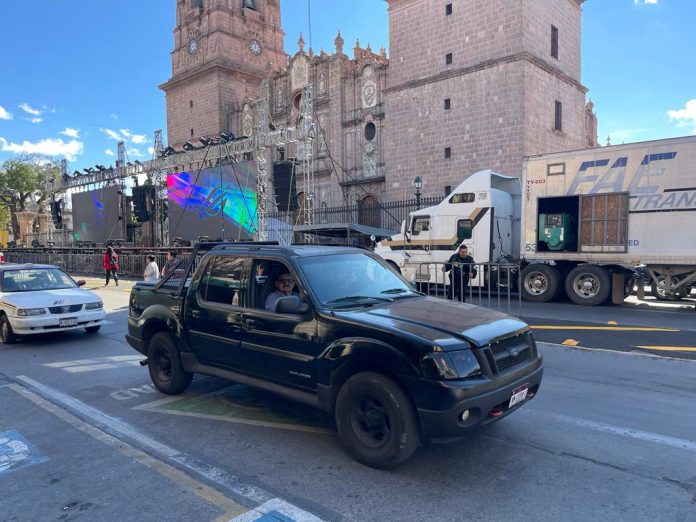 La circulación vial sobre la avenida Madero permanece abierta y únicamente reducido a un carril el paso de vehículos frente a la Catedra