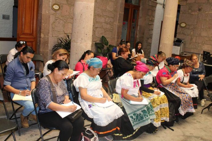 Alunas cocineras tradicionales de la primera generación, han sido invitadas a otros países como Estado Unidos, El Salvador y China, con el fin de dar a conocer sus platillos. La secretaria de Fomento Económico, María Guadalupe Herrera, refirió que el Centro de Capacitación para el Trabajo, es el encargado de brindar la certificación que las autoriza como cocineras y cocineros tradicionales.