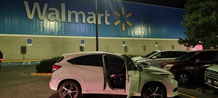 Delincuente abren vehículos y roban objetos en estacionamiento de Walmart Altozano