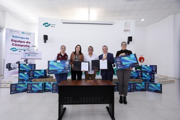 Luis Navarro entrega computadoras para casi 11 mil estudiantes del Conalep