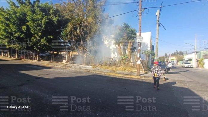 Incendio de lote baldío moviliza a policías y bomberos en Morelia