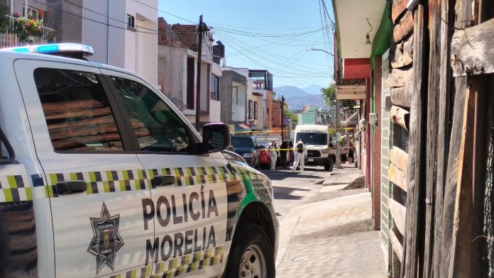 Delincuentes balean domicilio y taxi, en la colonia San Francisco Uruapan RED 113 MICHOACÁN/Redacción Uruapan, Mich.- 19 de febrero de 2024.- La tarde de este lunes, delincuentes armados atacaron a balazos una vivienda y un vehículo de alquiler que se encontraba estacionado, apenas a nos metros del Hospital Regional de esta demarcación de Uruapan. Trascendió que el ataque fue perpetrado sobre la calle Carlos Salinas de Gortari, en la colonia San Francisco Uruapan, al oriente de la ciudad, hasta donde llegaron gatilleros que realizaron múltiples dispararon y enseguida huyeron. Vecinos alarmados pidieron ayuda al número de emergencias por lo que al lugar se desplazaron elementos de distintas corporaciones policíacas, los cuales confirmaron que no había víctimas y acordonaron la zona para preservar indicios. En el área se desplegó un operativo en busca de los agresores, sin que se tenga reporte de alguna detención relacionada con el caso, por lo que las investigaciones continúan por parte del personal de la Fiscalía General del Estado, en lo que se presume sería una medida de presión por parte de los delincuentes, para cometer algún tipo de extorsión.