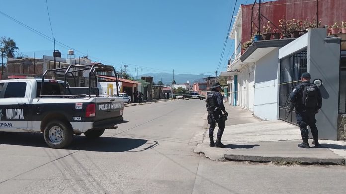 Delincuentes balean domicilio y taxi, en la colonia San Francisco Uruapan