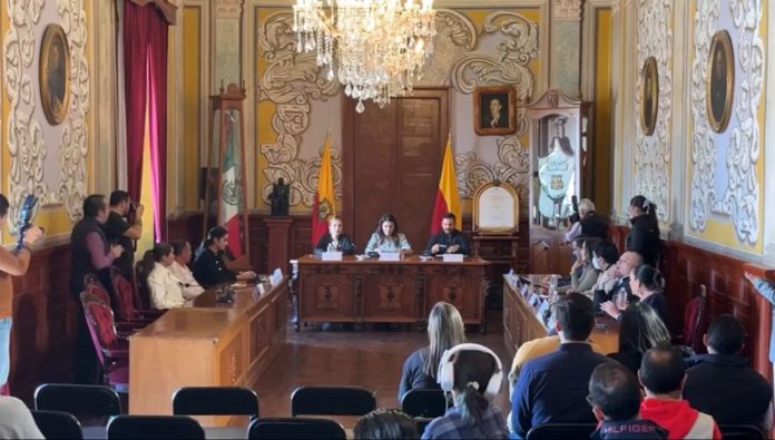 Cabildo nombra a embajador de Inglaterra huésped distinguido de Morelia