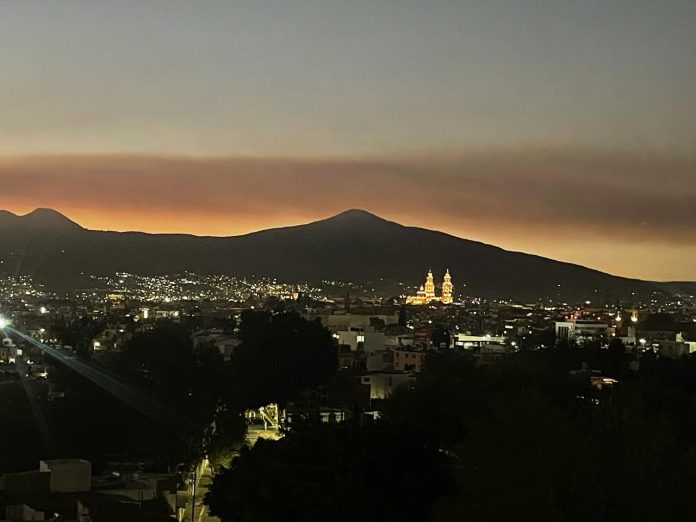 Producto de 6 incendios, nube negra que cubrió Morelia este lunes