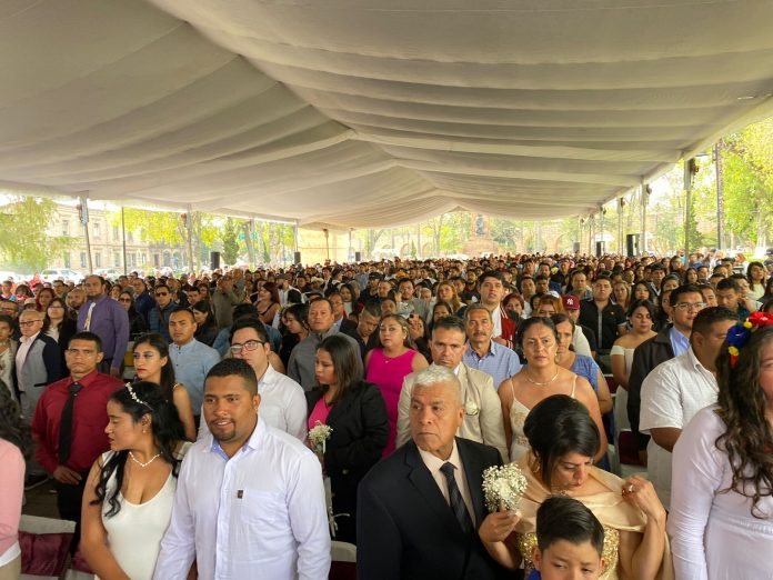 Casi 2 mil personas se casaron este 14 de febrero en Michoacán