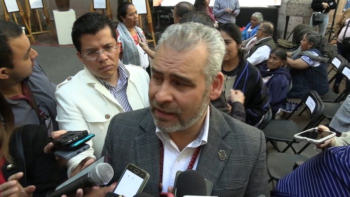 Llama gobernador a no politizar la seguridad en los municipios