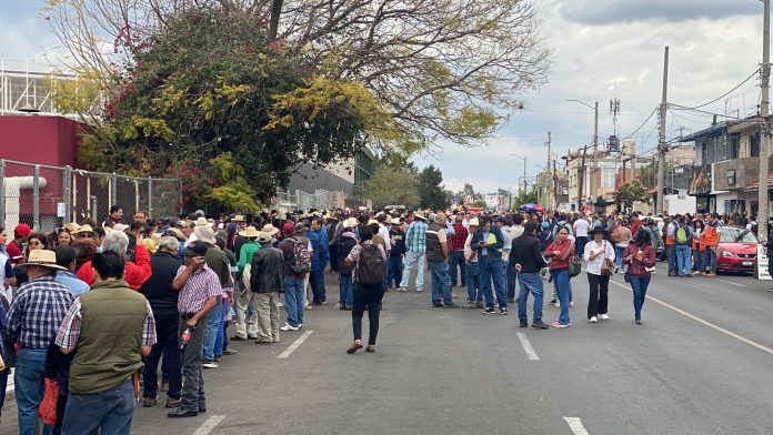 Adultos mayores fueron convocados por teléfono para acudir a evento presidencial