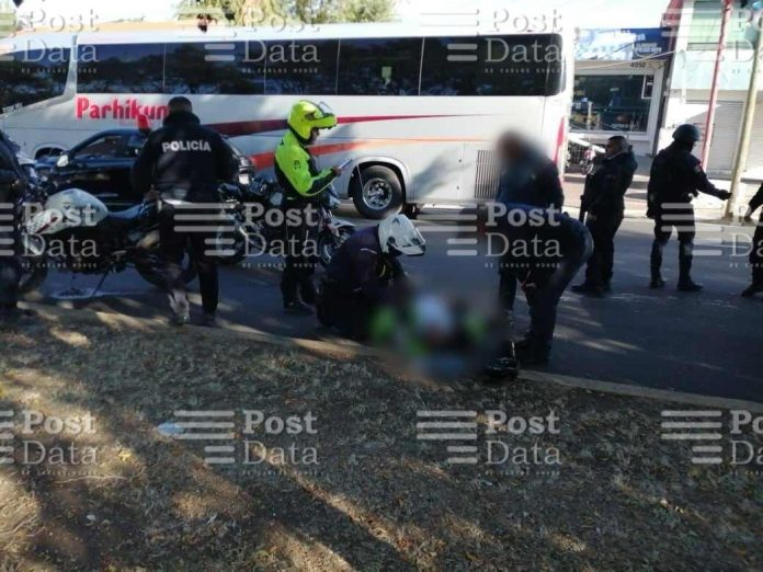 Motopatrullero es impactado por auto en el periférico de Morelia
