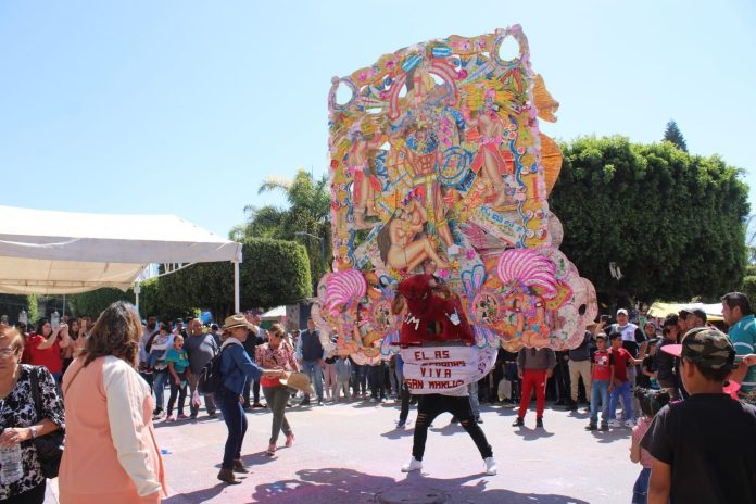 Toritos de más de 4 metros de altura, color y alegría en el carnaval de Tarímbaro