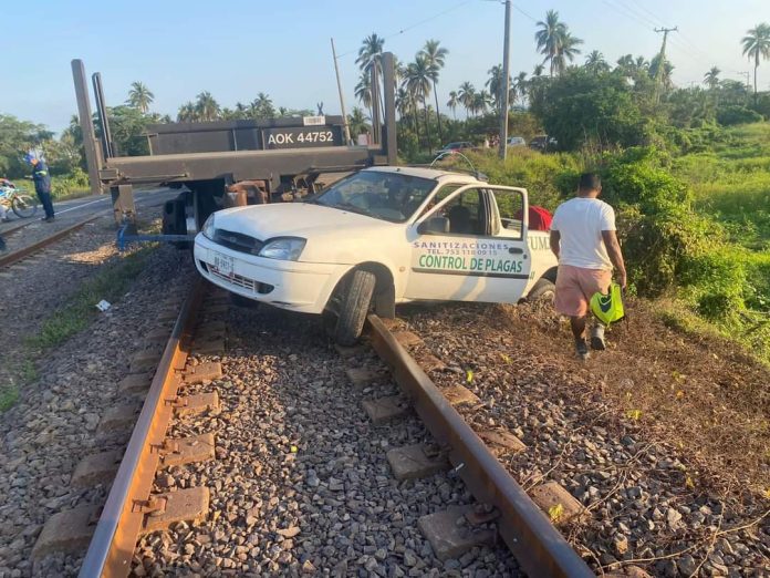 Camioneta es embestida por el ferrocarril en Lázaro Cárdenas