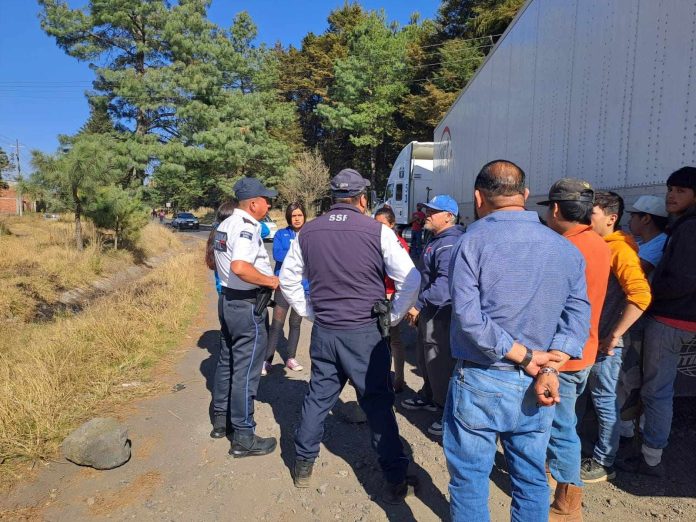 Normalistas y comuneros realizan bloqueos viales en Michoacán
