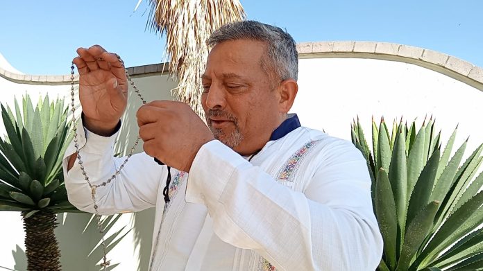 Asegura Padre Goyo que suman 150 mil desplazados por la violencia en Michoacán