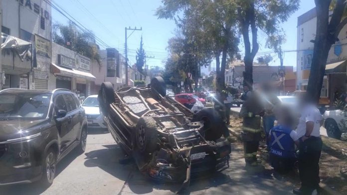Vuelca camioneta tras chocar contra otro vehículo en Fuentes de Morelia