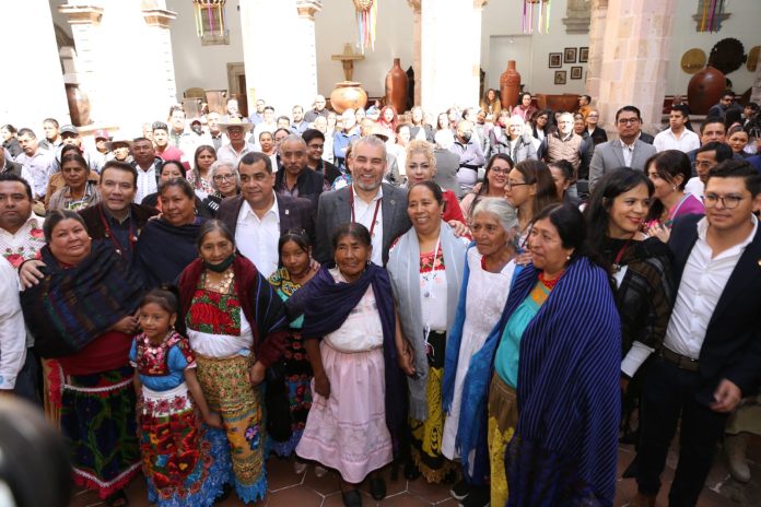 Entregan 6 marcas de certificación geográfica a artesanos michoacanos