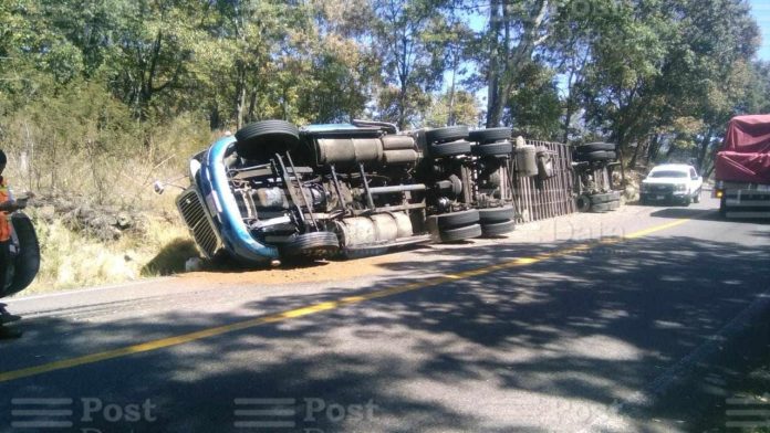 Vehículo de carga vuelca en la carretera Carapan-Morelia, no hay heridos