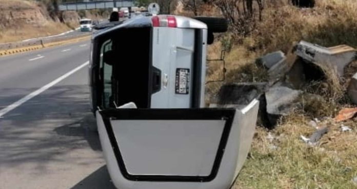 Vuelca camioneta en la Morelia-Pátzcuaro