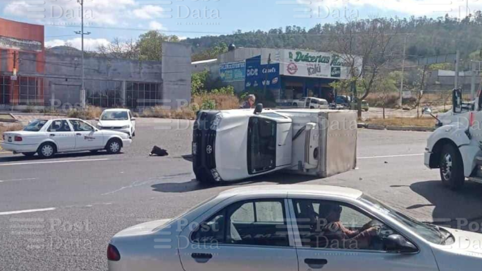 Se registra choque entre auto y camioneta en la Morelia-Pátzcuaro