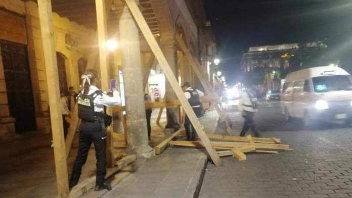Colapsan vigas colocadas en los portales de Allende, en el Centro Histórico de Morelia