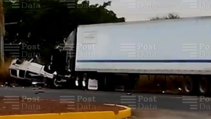 Brutal choque de frente entre tráiler y camioneta deja tres fallecidos