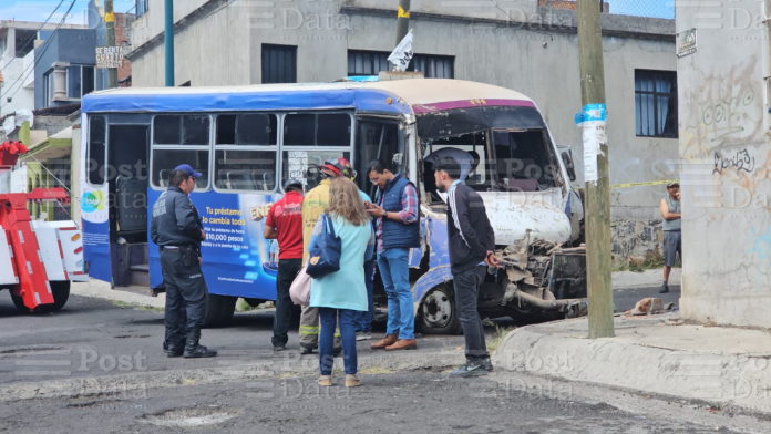 Microbús choca contra taxi y casa en la colonia Leandro Valle; hay 3 heridos
