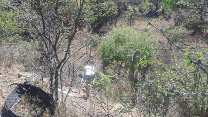 Camioneta cae a barranco en la zona de Tres Marías, Morelia