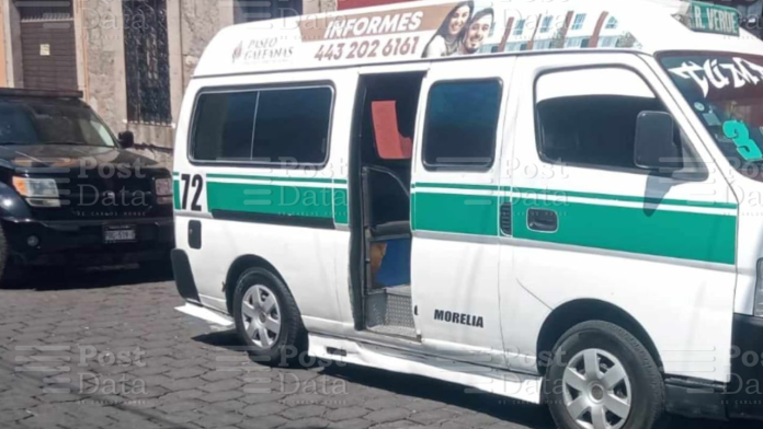 Se registra choque entre combi y auto en el centro de Morelia