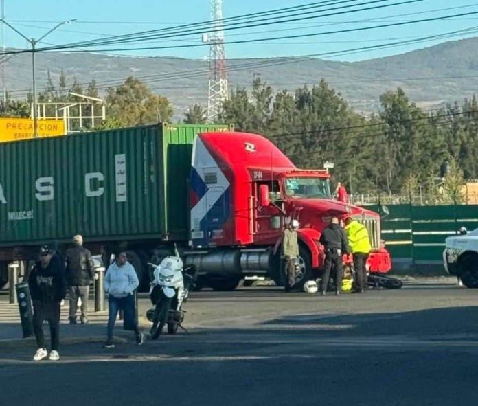 Motociclista sufre accidente en el periférico de Morelia