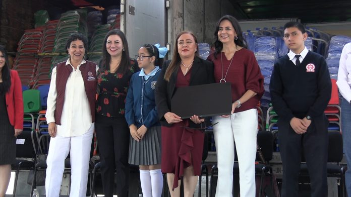 Con 160 mdp, SEE entrega mobiliario y equipamiento a 3 mil escuelas de Michoacán