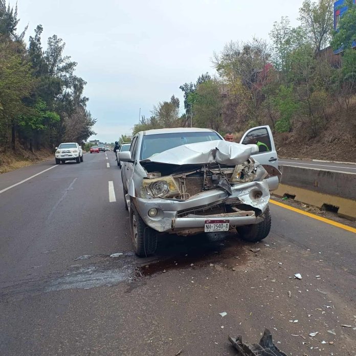 Se registra choque entre 2 camionetas en la Morelia-Pátzcuaro
