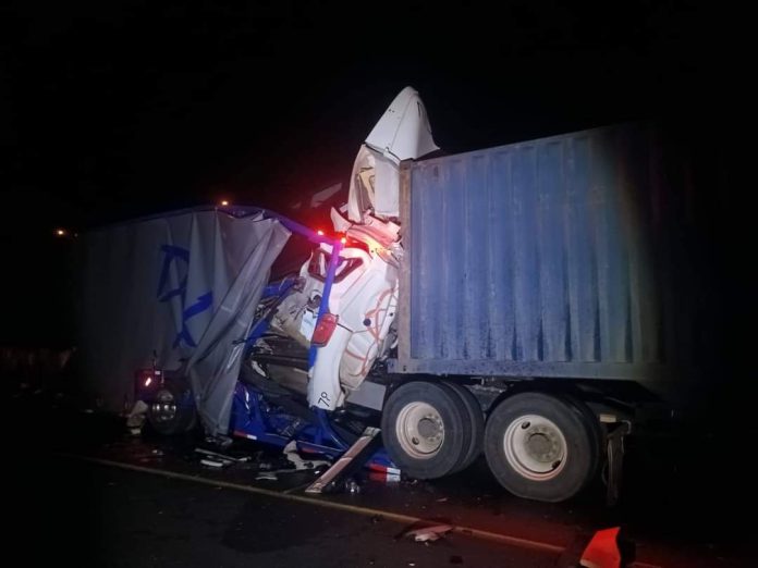 Trailero muere en choque por alcance entre tractocamiones, en la Autopista Siglo XXI