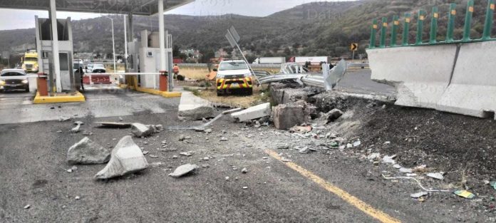 Trailero fallece en aparatoso accidente vial en la caseta de Copándaro