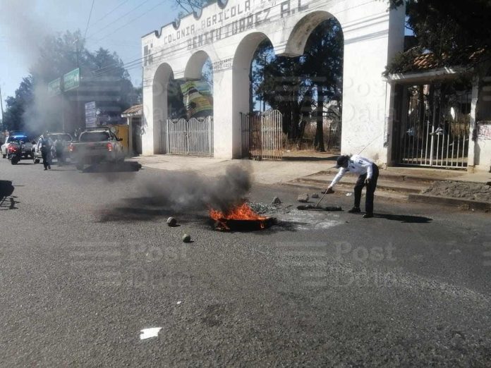 Normalistas realizan bloqueos y queman llantas en Morelia
