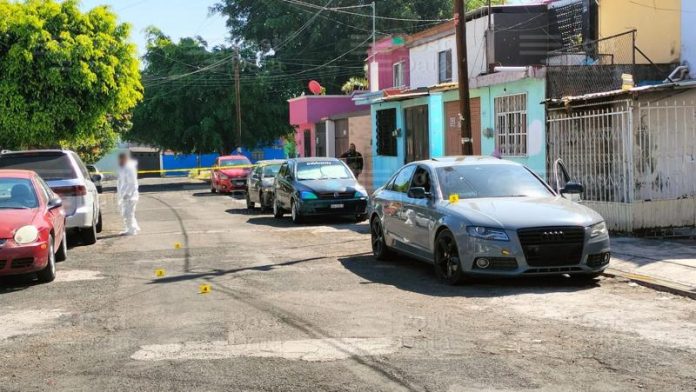 Empistolados balean vehículo en la Colina, Morelia