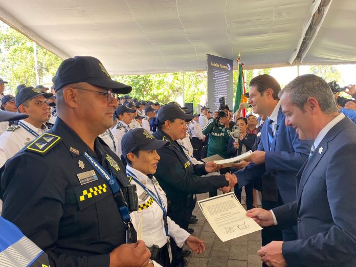 Entregan promociones y ascensos a policías de Morelia; “tengan cuidado, los estarán cazando”: Alfonso Martínez