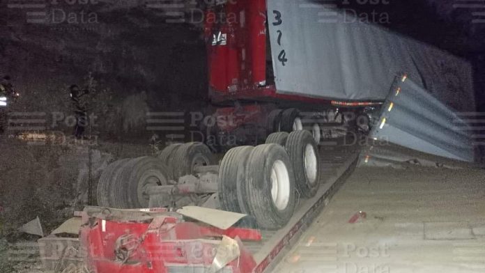 Trailero se va a un barranco y muere prensado
