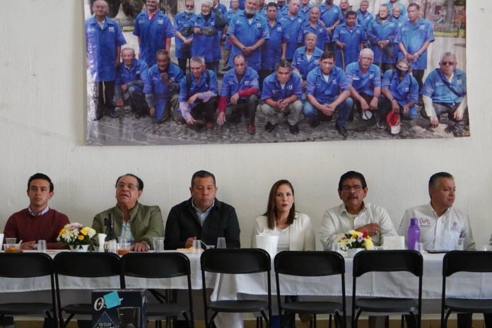 La diputada Ivonne Pantoja Abascal, presidenta de la Mesa Directiva de la 75 Legislatura, celebró y felicitó a las y los integrantes de la Unión Mutualista de Aseadores de Calzado