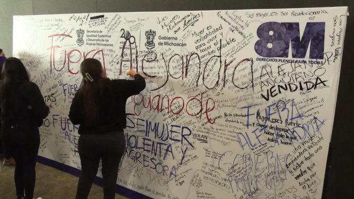 Repudian Incendiarias a la nueva secretaria de la Mujer durante acto oficial