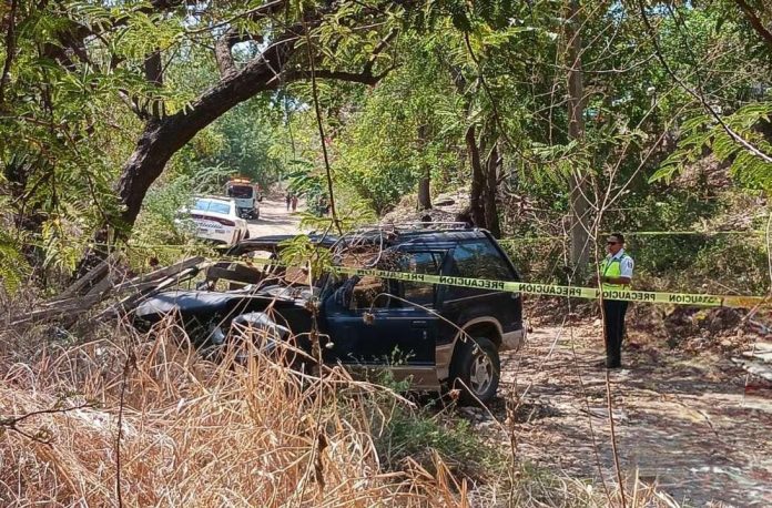 Camioneta se sale del camino y su joven conductor muere