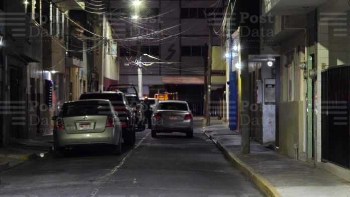 Mujer herida al presuntamente dispararse en el abdomen