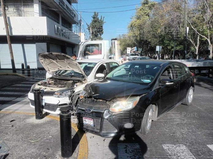 Chocan 2 autos en el Boulevard García de León, en Morelia
