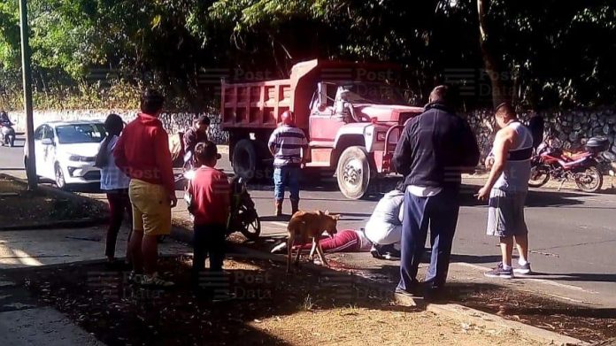 Joven lesionada en accidente de motocicleta