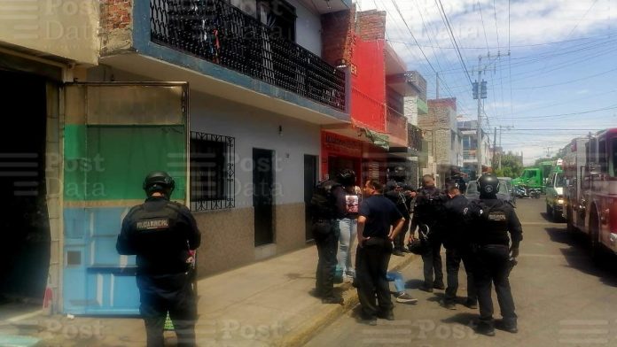 Con bombas molotov, delincuentes queman negocio en Zamora