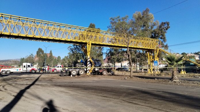 Por riesgo de colapso, apuntalan puente peatonal en Morelia