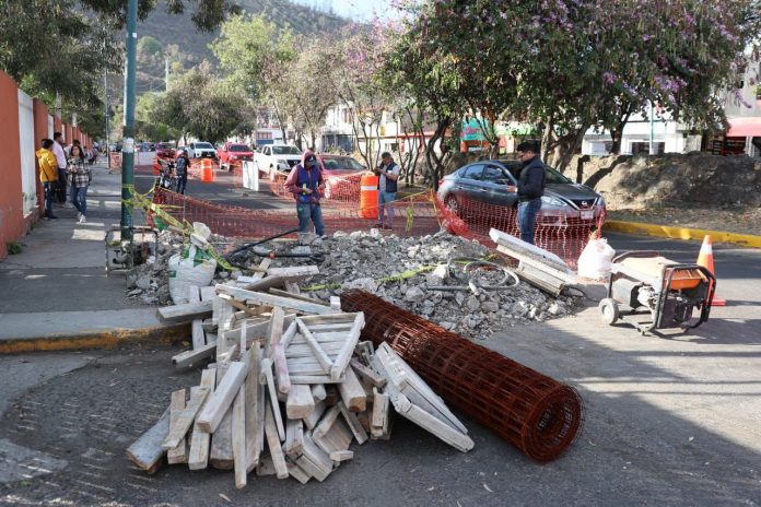 Llama Alfonso Martínez a circular con precaución en Av. Rotarismo por reparación de rejilla