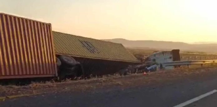 Tráiler se accidenta en la autopista México-Guadalajara